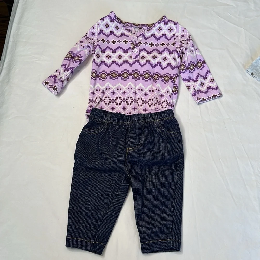 Carter’s bundle of 3 baby girl outfits. All long sleeve and in GREAT CONDITION.